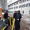 Patrick Walch, Julian Klein und Marvin Singer (von links) von der Katzenmusik beim Aufräumen im Rietgarten im dichten Schneetreiben am ...