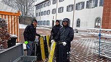 Patrick Walch, Julian Klein und Marvin Singer (von links) von der Katzenmusik beim Aufräumen im Rietgarten im dichten Schneetreiben am ...