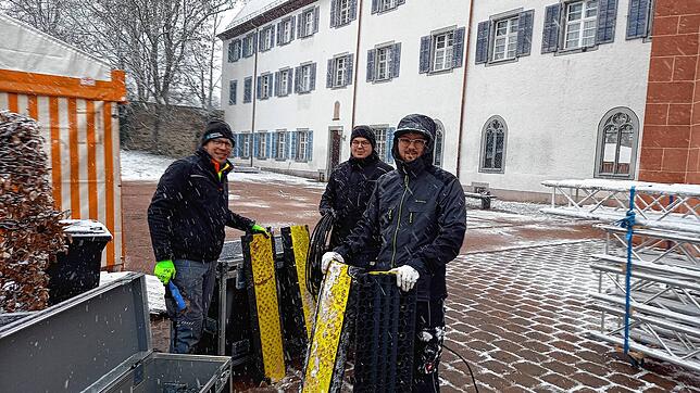Patrick Walch, Julian Klein und Marvin Singer (von links) von der Katzenmusik beim Aufräumen im Rietgarten im dichten Schneetreiben am ...