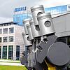 Eine Skulptur, die Kolben eines Benzinmotors darstellt, steht vor der Hauptverwaltung des Automobilzulieferers Mahle in Stuttgart.