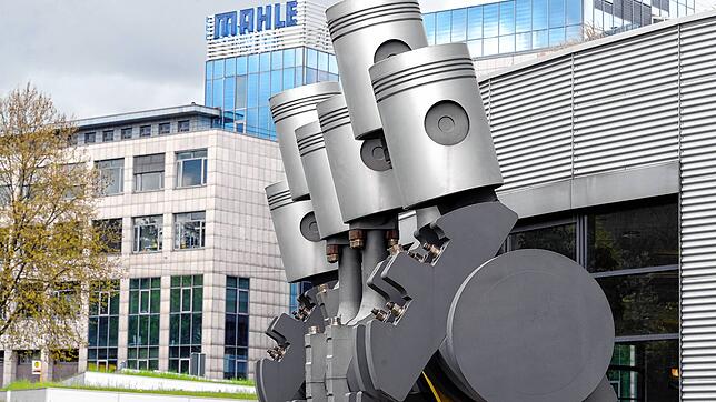 Eine Skulptur, die Kolben eines Benzinmotors darstellt, steht vor der Hauptverwaltung des Automobilzulieferers Mahle in Stuttgart.