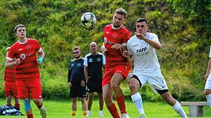 Harun Cevik von der SG Alemannia V-H-U im Duell mit Karlo Vuk von der SG Triberg/Nußbach (rechts). Alemannia landete gegen den ...