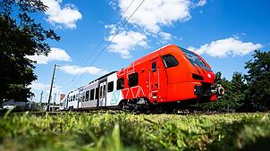Sie laden ihre Akkus an sogenannten Oberleitungsinseln auf und können und auf nicht elektrifizierten Abschnitten mit dem Akku unterwegs ...