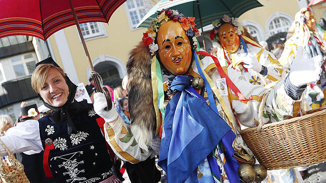 Hansel und Gretle freuen sich beim Kinderumzug am Schmotzige über strahlenden Sonnenschein und zahlreiche Besucher am Straßenrand.