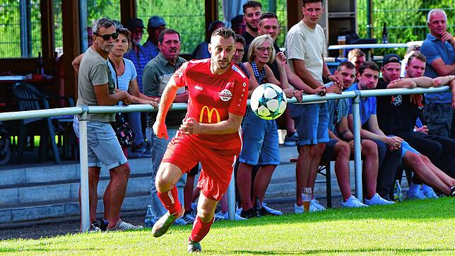 Zug zum Tor: Christian &bdquo;Schmöll&ldquo; Albiez traf für den FC Wallbach zum 1:0-Sieg gegen den SV Jestetten beim Saisonauftakt. In ...