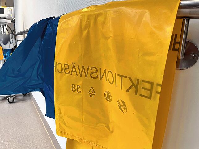 Infektionswäsche wird in gelben Plastiksäcken verpackt.