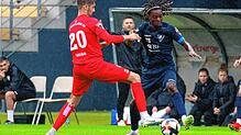 Nach einer schwachen ersten Halbzeit muss der 1. FC Rielasingen-Arlen (Obed Ugondu, rechts) eine bittere 1:3-Niederlage in Reutlingen ...