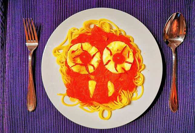 Monster-Spaghetti. Auf die Tomatensoße zwei runde Scheiben Mozzarella und mit kleinen Cocktailtomaten als Augenpartie dekoriert. Die ...