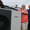 Christina und Heribert Suppanz vor ihrem Haus. Bei dem Gerät links handelt es sich um die Wärmepumpe der Familie. Die wird auch mit dem ...