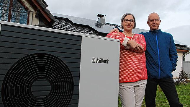 Christina und Heribert Suppanz vor ihrem Haus. Bei dem Gerät links handelt es sich um die Wärmepumpe der Familie. Die wird auch mit dem ...