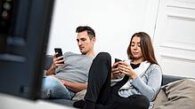 Beim Chatten, Spielen und Streamen braucht man ein großes Datenvolumen. Bei einigen Tarifen sollte man aufs Kleingedruckte achten.