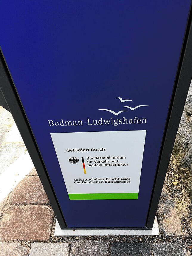 Das Bundesministerium für Verkehr und digitale Infrastruktur hat sich an den Kosten für die Aufstellung der Ladesäule beteiligt.