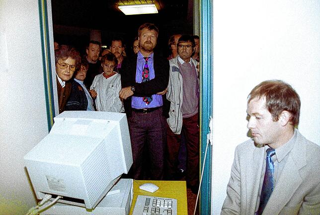Bild 3: Gedächtnis der Region: Bilder von dem Abend 1993, an dem Rainer Stolz zum Bürgermeister wurde