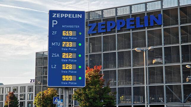 Nicht immer sind die Parklätze der Unternehmen in Friedrichshafen ausgelastet. Das ist auch auf der Anzeige des Parkhauses in der Stadt ...