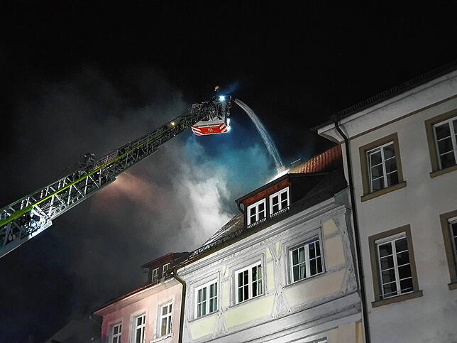 Die Feuerwehr ist mit zwei Drehleitern und einem Großaufgebot an Rettungskräften im Einsatz.