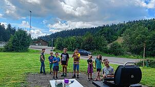 Zum Abschluss der Ferienbetreuung in Todtmoos wird gemeinsam gegrillt. Bilder: privat