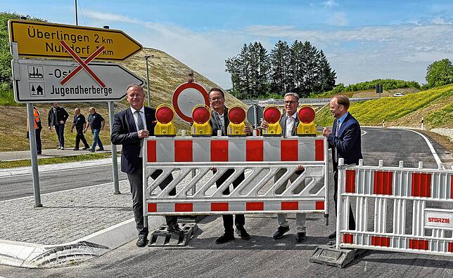 Mit einem Scherenschnitt wollten sie sich nicht begnügen. Danach begannen OB Jan Zeitler, Regierungspräsident Klaus Tappeser, ...