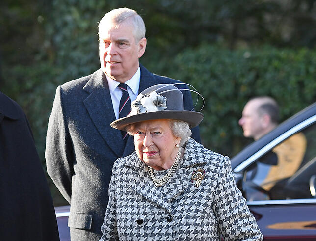 Am 19. Januar 2020 begleitet Prinz Andrew seine Mutter, Königin Elizabeth II., zum Sonntagsgottesdienst in Hillington. Er gilt als ihr ...