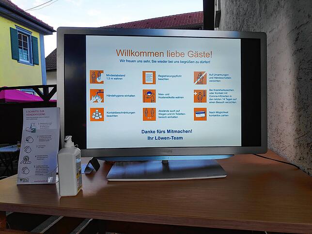 Die Gäste werden schon am Eingang auf die geltenden Regeln aufmerksam gemacht.