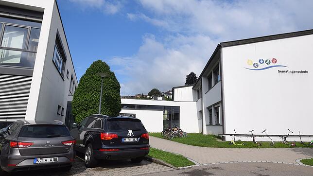 Zwischen diese Gebäude der Sernatingen-Schule kommt der neue Mensa-Anbau.