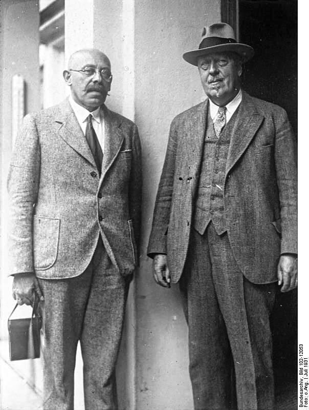 Vor dem Arktisflug von „Graf Zeppelin“: Der wissenschaftliche Leiter der Expedition, Rudolf Samoilowitsch (links), mit Hugo ...