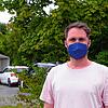 Marco Gerbracht vor der Autoschlange an Testwilligen am Messeparkplatz P7.
