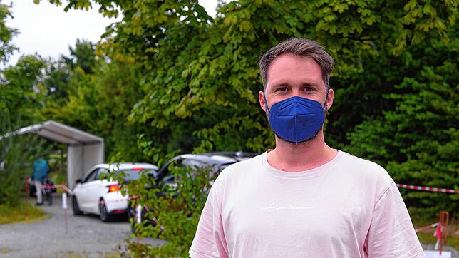 Marco Gerbracht vor der Autoschlange an Testwilligen am Messeparkplatz P7.