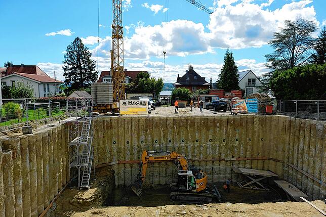Bauprojekt in der Seehaldenstraße. Das Bild zeigt eine etwa zehn Meter tiefe Baugrube, in der eine Tiefgarage für 18 Stellplätze gebaut ...
