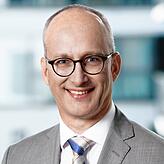 Martin Leonhard ist promovierter Physiker und leitet den Bereich Government Affairs bei Karl Storz.