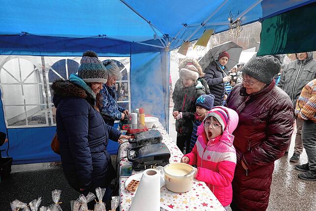 Bild 25: Groß und Klein trotzen beim Weihnachtsmarkt Rickenbach dem Schmuddelwetter