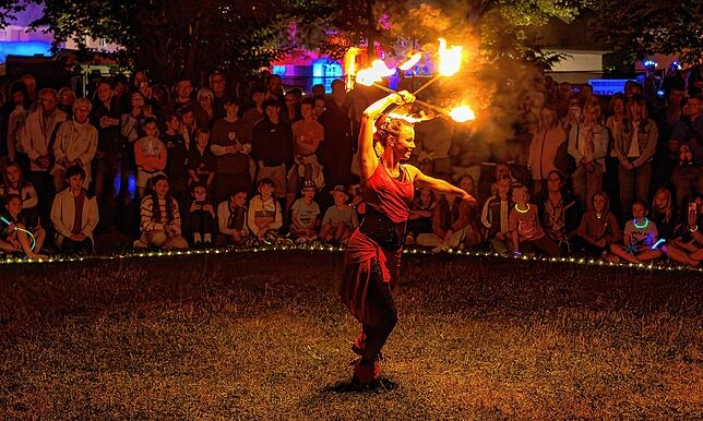 Eine spektakuläre Feuershow setzt am Freitagabend den Schlusspunkt.