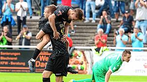 Kevin Müller (oben) und Marcel Sökler waren für drei der fünf Tore des FC 08 Villingen beim 5:0 gegen den SV Oberachern (Torhüter Mark ...