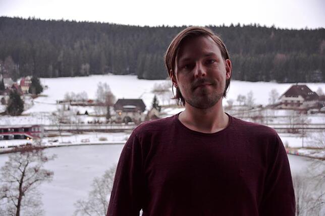 Vom Balkon seines Hauses hat Tobias Störck einen fantastischen Blick auf den Klosterweiher.