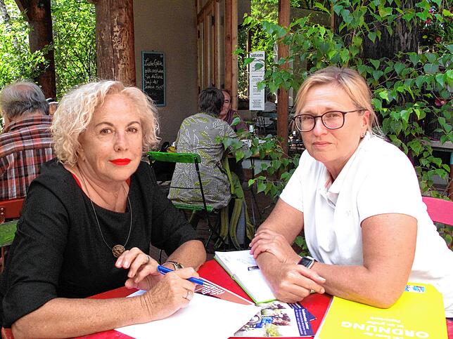 Sylvia Kruse-Baiker (li) aus Überlingen ist seit zwei Jahren Patin beim ambulanten Kinderhospiz Amalie. Barbara Weiland koordiniert das ...