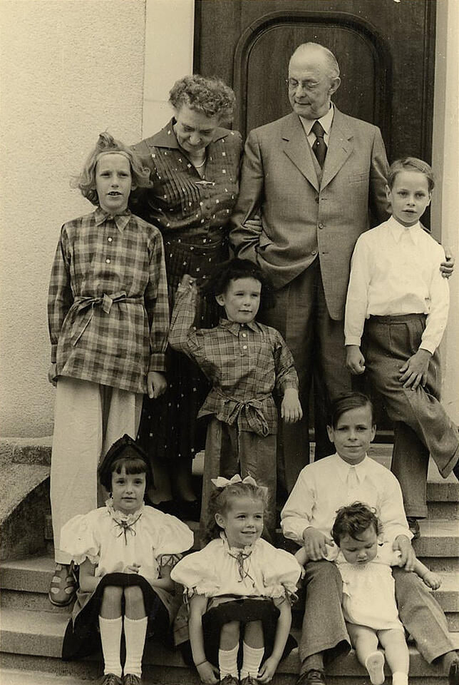 Sophie und Carl Denk am 1. September 1953 im Kreis ihrer Enkelkinder.