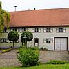 Das alte Rathaus im Sauldorfer Ortsteil Boll. Nach den bisherigen Vorstellungen soll das Gebäude auf der rechten Seite, wo die große ...