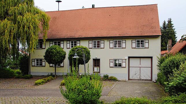 Das alte Rathaus im Sauldorfer Ortsteil Boll. Nach den bisherigen Vorstellungen soll das Gebäude auf der rechten Seite, wo die große ...