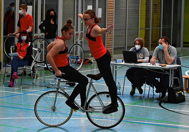 Zwei auf einem Rad: Fiona Schuhmacher (links) und Amelie Peter vom RSV Wallbach fuhren bei den U15-Schülerinnen im Zweier 17,49 Punkte ...