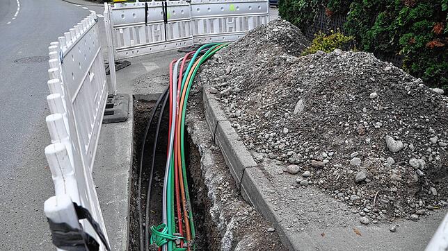 Im Oktober 2020 wurde damit begonnen, in der Heiligenbergstraße in Ahausen schnelle Glasfaserleitungen zu verlegen. Bis 2024 soll die ...