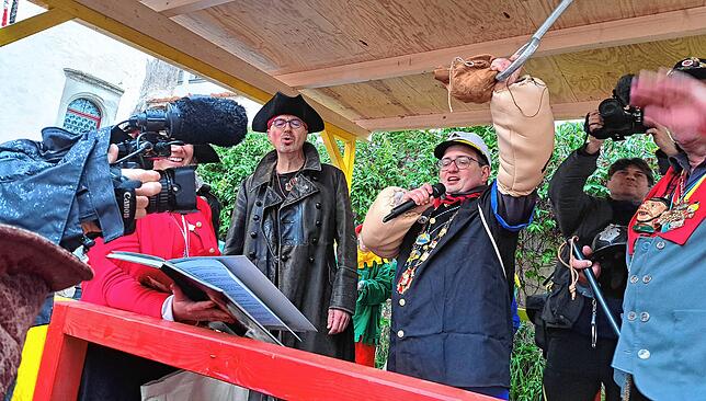 Die Niederbürgler – hier im Bild deren Präsident Mario Böhler als Popeye (rechts) – haben im Fingerwrestling den OB Uli Burchardt ...