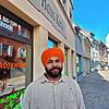 Harjinder Dhillon vor dem „Haus Karle“ in der Marktstraße. Der 28-Jährige wird in dem Laden Lebensmittel und Gewürze anbieten, teils in ...