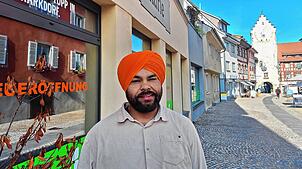 Harjinder Dhillon vor dem „Haus Karle“ in der Marktstraße. Der 28-Jährige wird in dem Laden Lebensmittel und Gewürze anbieten, teils in ...