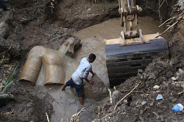 Die Baggerschaufel stieß auf die Statue im Loch. Die glatte Oberfläche des Torsos deutet auf die hohe Qualität des Kunstwerks hin. Es ...