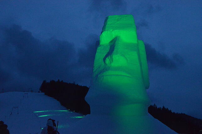 Der weiße Moai von Johannes Köpfer und Christel Andrea Steier thront im Bernauer Tal.