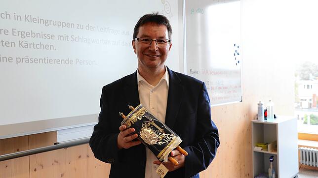 Michael Blume, Beauftragter des Landes Baden-Württemberg gegen Antisemitismus, hält eine Torarolle in den Händen. Das ist die heilige ...