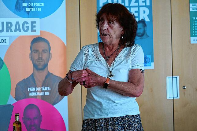 Annemarie Gwinn stand einem Jugendlichen bei, der von einem anderen gewürgt wurde.