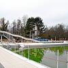 Die neue Wellenrutsche steht schon: Die Arbeiten im Parkschwimmbad befinden sich in den letzten Zügen.