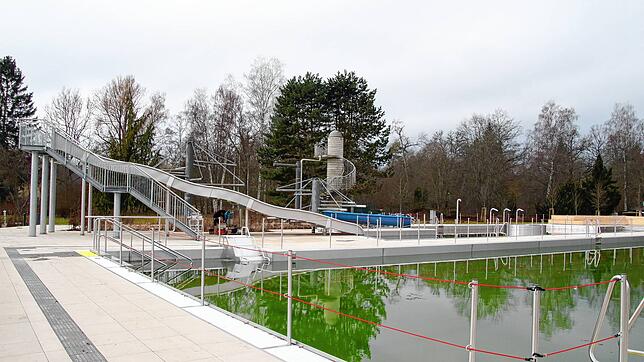 Die neue Wellenrutsche steht schon: Die Arbeiten im Parkschwimmbad befinden sich in den letzten Zügen.