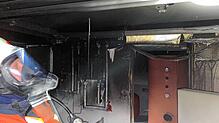 Atemschutzträger der Feuerwehr Gottmadingen konnten letzte Glutnester bei einem Kellerbrand in Randegg löschen.