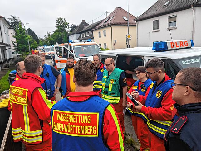 Einsatzbesprechung der Einsatzkräfte.